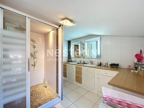 Maison en pierre rénovée à Fontenay-le-Comte - 5 pièces, 4 chambres, 160m² environ