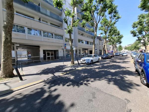 Place de parking sécurisée à vendre – Quartier Saint-Nicolas / Charles III