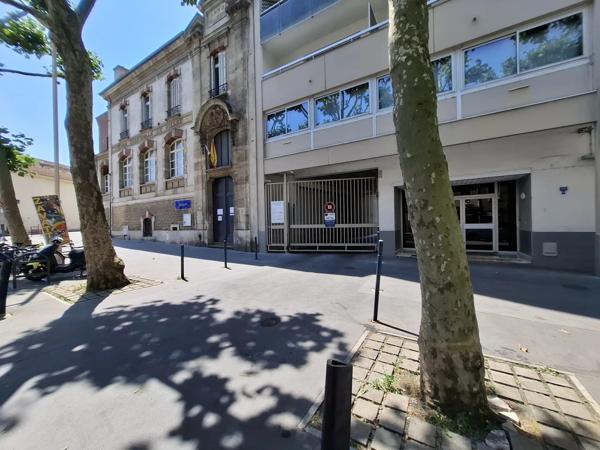Place de parking sécurisée à vendre – Quartier Saint-Nicolas / Charles III