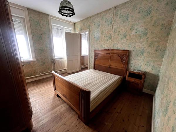 Maison semi-bourgeoise 120 m² , garage, parking et jardin, à deux minutes du centre-ville de BETHUNE !