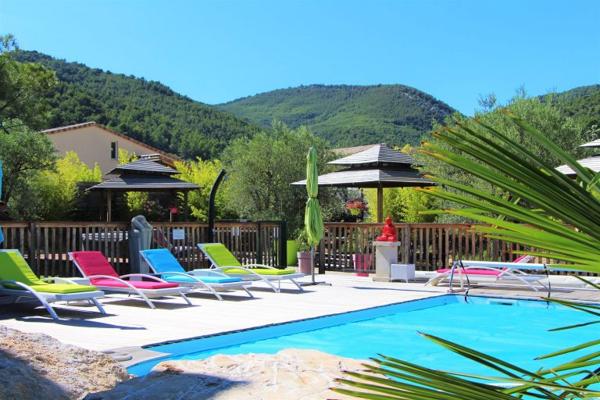 Pierrelongue (26170) MAISON CONTEMPORAINE 300 m2 HAB.- 5 gites - 1716 m2 de TERRAIN - PISCINE