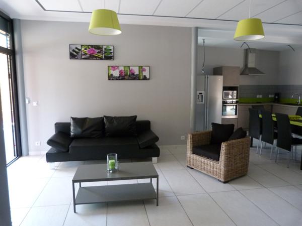 Pierrelongue (26170) MAISON CONTEMPORAINE 300 m2 HAB.- 5 gites - 1716 m2 de TERRAIN - PISCINE