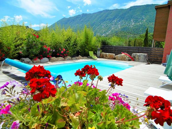 Pierrelongue (26170) MAISON CONTEMPORAINE 300 m2 HAB.- 5 gites - 1716 m2 de TERRAIN - PISCINE