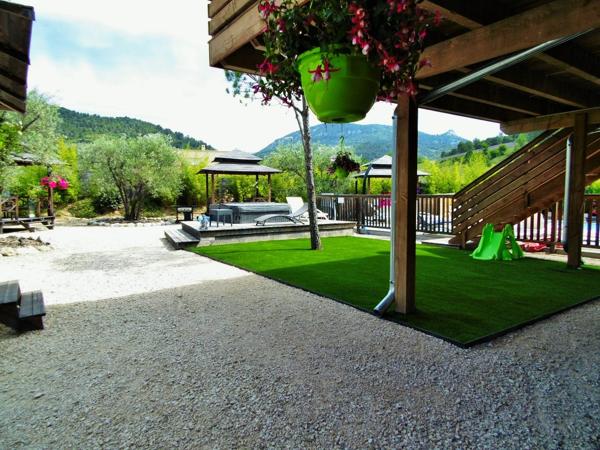 Pierrelongue (26170) MAISON CONTEMPORAINE 300 m2 HAB.- 5 gites - 1716 m2 de TERRAIN - PISCINE