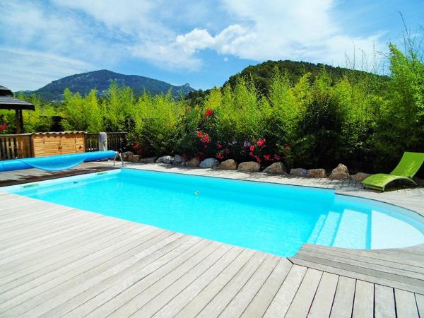 Pierrelongue (26170) MAISON CONTEMPORAINE 300 m2 HAB.- 5 gites - 1716 m2 de TERRAIN - PISCINE