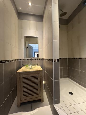 Pierrelongue (26170) MAISON CONTEMPORAINE 300 m2 HAB.- 5 gites - 1716 m2 de TERRAIN - PISCINE