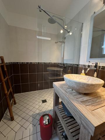 Pierrelongue (26170) MAISON CONTEMPORAINE 300 m2 HAB.- 5 gites - 1716 m2 de TERRAIN - PISCINE