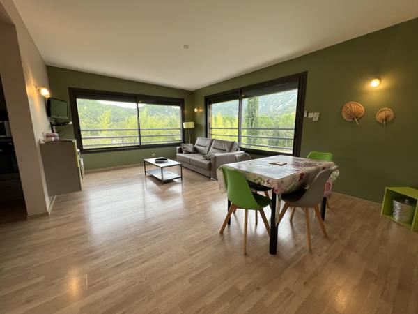 Pierrelongue (26170) MAISON CONTEMPORAINE 300 m2 HAB.- 5 gites - 1716 m2 de TERRAIN - PISCINE