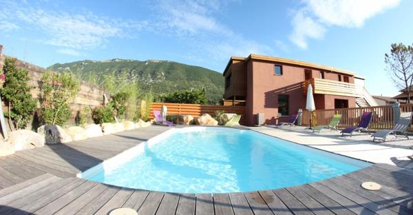 Pierrelongue (26170) MAISON CONTEMPORAINE 300 m2 HAB.- 5 gites - 1716 m2 de TERRAIN - PISCINE