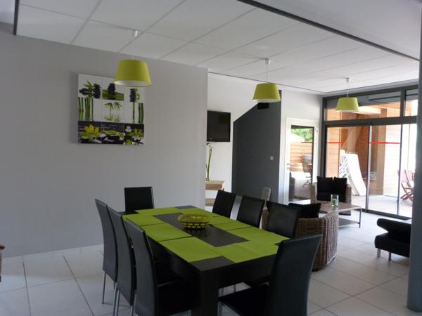 Pierrelongue (26170) MAISON CONTEMPORAINE 300 m2 HAB.- 5 gites - 1716 m2 de TERRAIN - PISCINE