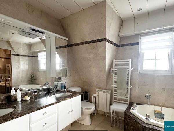 Maison exceptionnelle de très haute qualité classée énergétique  DPE C  . Fibre optique installée.