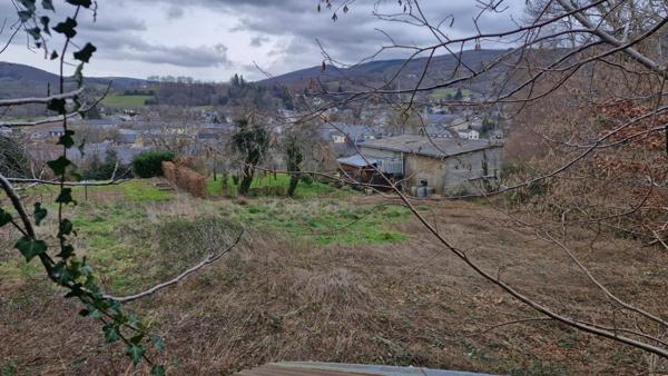 Maison de village avec terrain et garage à 150m