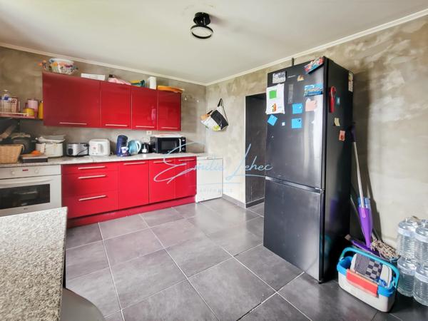 INVESTISSEURS!!! Centre-bourg d'Elliant - Immeuble 300M2 et parcelle de plus de 1000m2 divisible.