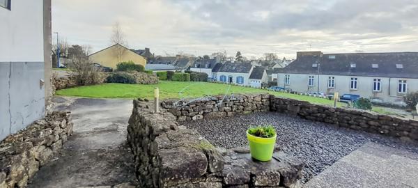 INVESTISSEURS!!! Centre-bourg d'Elliant - Immeuble 300M2 et parcelle de plus de 1000m2 divisible.