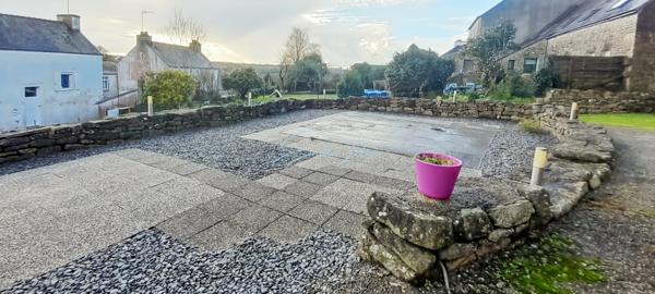 INVESTISSEURS!!! Centre-bourg d'Elliant - Immeuble 300M2 et parcelle de plus de 1000m2 divisible.