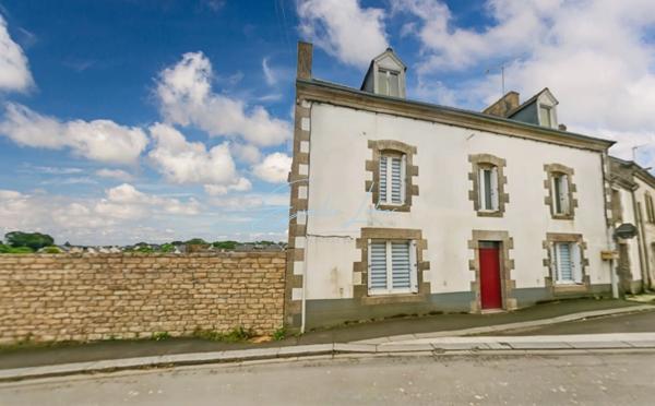 INVESTISSEURS!!! Centre-bourg d'Elliant - Immeuble 300M2 et parcelle de plus de 1000m2 divisible.