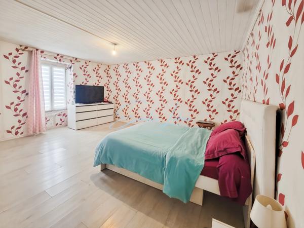 INVESTISSEURS!!! Centre-bourg d'Elliant - Immeuble 300M2 et parcelle de plus de 1000m2 divisible.