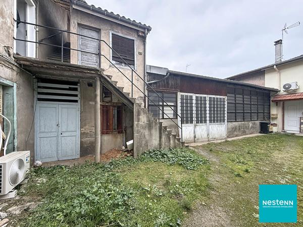 Centre ville de Feurs Immeuble d'environ 316,68 m2 , un local commercial, 2 appartements, un atelier, une cour intérieure et deux petites dépendances
