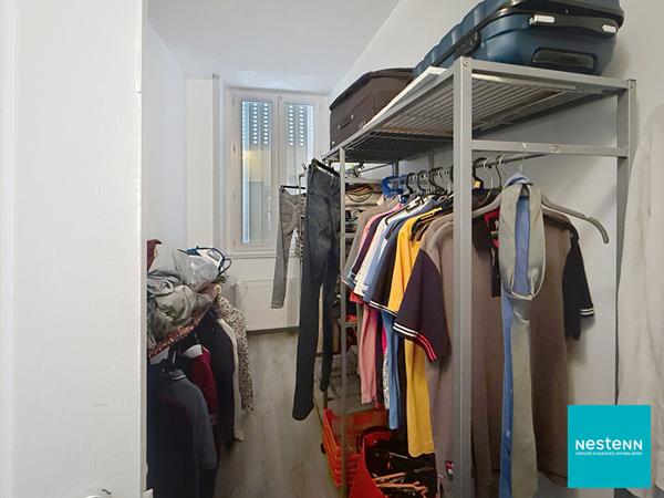 Centre ville de Feurs Immeuble d'environ 316,68 m2 , un local commercial, 2 appartements, un atelier, une cour intérieure et deux petites dépendances