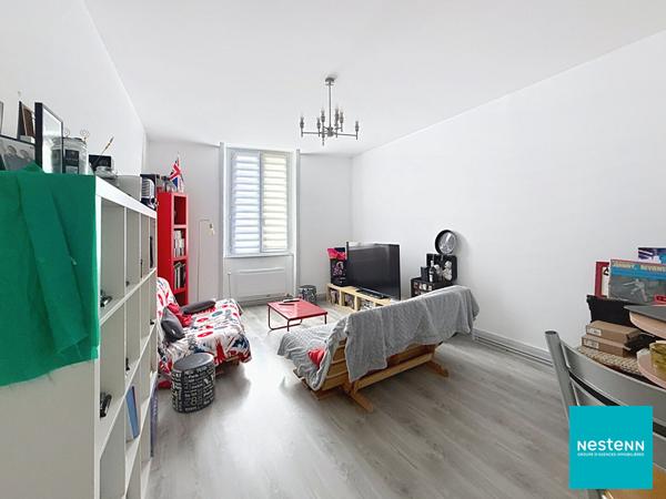 Centre ville de Feurs Immeuble d'environ 316,68 m2 , un local commercial, 2 appartements, un atelier, une cour intérieure et deux petites dépendances