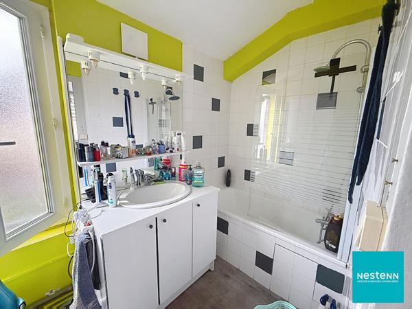 Centre ville de Feurs Immeuble d'environ 316,68 m2 , un local commercial, 2 appartements, un atelier, une cour intérieure et deux petites dépendances