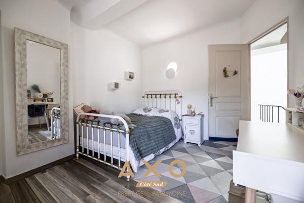 EXCLUSIVITE - MEYREUIL - MAISON DE VILLE - DEPENDANCE - JARDIN - PISCINE - TERRASSES - GARAGE -