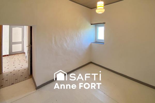 Ferme en pierre à rénover d'environ 132 m2 avec trois dépendances et terrain de 2500 m2