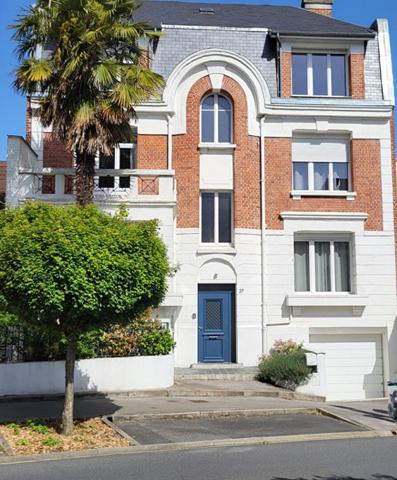 Maison de caractère, quartier Remicourt, jardin, grand garage