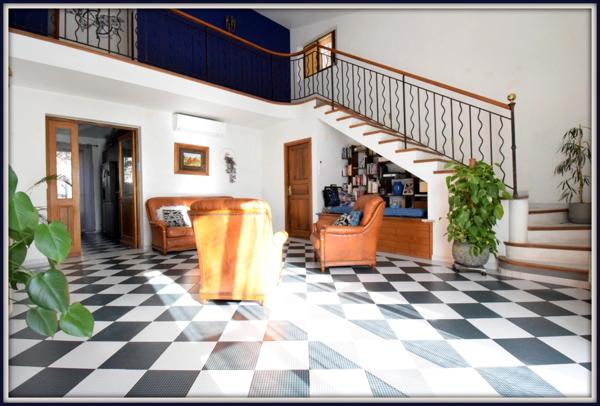 Villa quatre pièces, un deux pièces et un studio indépendant. Belle rentabilité. Centre ville. Vidéo disponible.