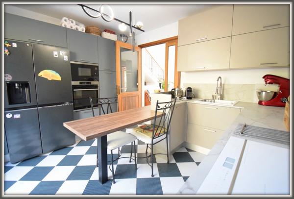 Villa quatre pièces, un deux pièces et un studio indépendant. Belle rentabilité. Centre ville. Vidéo disponible.