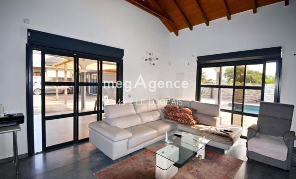 Maison à LE MOULE, 97160 - 5 pièces 210m²