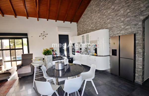 Maison à LE MOULE, 97160 - 5 pièces 210m²