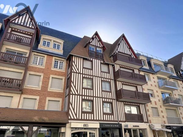 Duplex au cœur de Deauville – Rue piétonne, parking et cave - Vente longue