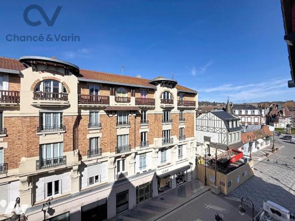 Duplex au cœur de Deauville – Rue piétonne, parking et cave - Vente longue