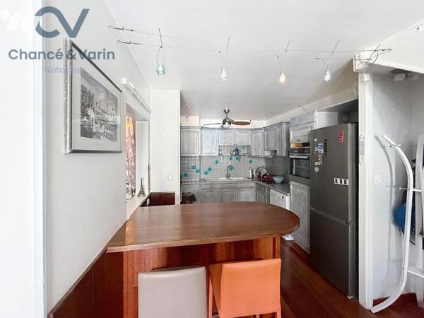 Duplex au cœur de Deauville – Rue piétonne, parking et cave - Vente longue