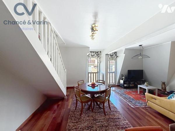 Duplex au cœur de Deauville – Rue piétonne, parking et cave - Vente longue