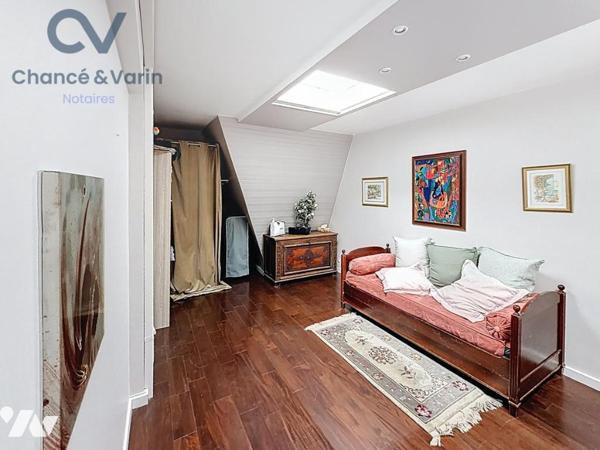 Duplex au cœur de Deauville – Rue piétonne, parking et cave - Vente longue