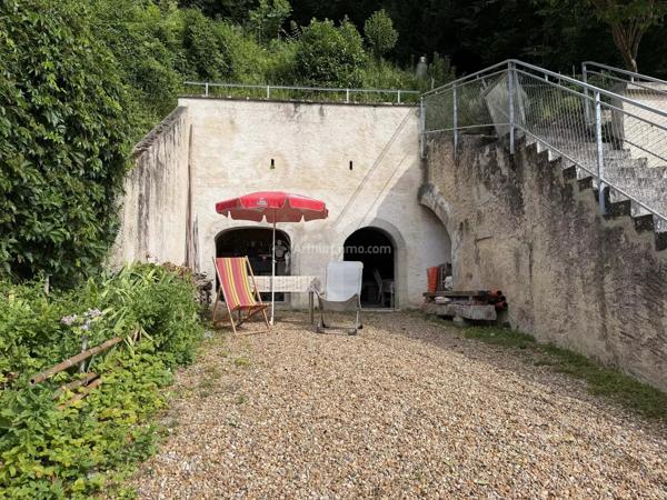Vente                                                      Appartement
                        
                     2 pièces                      25 m2                     à La Chartre-sur-le-Loir