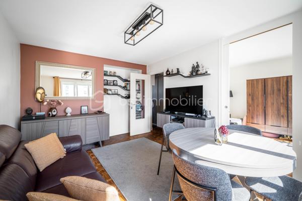Vous êtes à la recherche d’un appartement à l’agencement optimisé, en parfait état, avec deux chambres, proche du Parc Pic ?

Venez découvrir cet appartement traversant, en bon état, à proximité immédiate du parc Frédéric Pic, des commerces et des transports (L13 Corentin Celton en 13 minutes à pied), avec une belle vue dégagée sur Paris.
L’entrée avec placards dessert un séjour très lumineux orienté Sud, avec des portes-fenêtres. La cuisine, entièrement aménagée et équipée, est indépendante.

La partie nuit se compose de deux chambres, d’une salle de bains, de WC séparés, avec plusieurs rangements répartis dans l’appartement.
Une cave complète ce bien. La résidence dispose également d’un gardien, parking collectif ainsi que d’un local à vélos.

Côté emplacement, vous profitez d’un environnement pratique au quotidien : face à l’entrée principale du parc Frédéric Pic.

L'appartement bénéficie également d’une sectorisation scolaire recherchée, avec les écoles du Parc ainsi que le collège et le lycée Michelet.

Ses atouts :
- Appartement traversant en étage élevé
- Vue dégagée sur Paris
- 2 chambres
- Optimisation des espaces
- Gardien