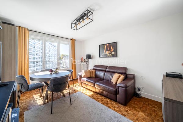 Vous êtes à la recherche d’un appartement à l’agencement optimisé, en parfait état, avec deux chambres, proche du Parc Pic ?

Venez découvrir cet appartement traversant, en bon état, à proximité immédiate du parc Frédéric Pic, des commerces et des transports (L13 Corentin Celton en 13 minutes à pied), avec une belle vue dégagée sur Paris.
L’entrée avec placards dessert un séjour très lumineux orienté Sud, avec des portes-fenêtres. La cuisine, entièrement aménagée et équipée, est indépendante.

La partie nuit se compose de deux chambres, d’une salle de bains, de WC séparés, avec plusieurs rangements répartis dans l’appartement.
Une cave complète ce bien. La résidence dispose également d’un gardien, parking collectif ainsi que d’un local à vélos.

Côté emplacement, vous profitez d’un environnement pratique au quotidien : face à l’entrée principale du parc Frédéric Pic.

L'appartement bénéficie également d’une sectorisation scolaire recherchée, avec les écoles du Parc ainsi que le collège et le lycée Michelet.

Ses atouts :
- Appartement traversant en étage élevé
- Vue dégagée sur Paris
- 2 chambres
- Optimisation des espaces
- Gardien