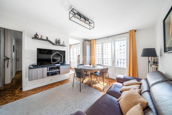 Vous êtes à la recherche d’un appartement à l’agencement optimisé, en parfait état, avec deux chambres, proche du Parc Pic ?

Venez découvrir cet appartement traversant, en bon état, à proximité immédiate du parc Frédéric Pic, des commerces et des transports (L13 Corentin Celton en 13 minutes à pied), avec une belle vue dégagée sur Paris.
L’entrée avec placards dessert un séjour très lumineux orienté Sud, avec des portes-fenêtres. La cuisine, entièrement aménagée et équipée, est indépendante.

La partie nuit se compose de deux chambres, d’une salle de bains, de WC séparés, avec plusieurs rangements répartis dans l’appartement.
Une cave complète ce bien. La résidence dispose également d’un gardien, parking collectif ainsi que d’un local à vélos.

Côté emplacement, vous profitez d’un environnement pratique au quotidien : face à l’entrée principale du parc Frédéric Pic.

L'appartement bénéficie également d’une sectorisation scolaire recherchée, avec les écoles du Parc ainsi que le collège et le lycée Michelet.

Ses atouts :
- Appartement traversant en étage élevé
- Vue dégagée sur Paris
- 2 chambres
- Optimisation des espaces
- Gardien