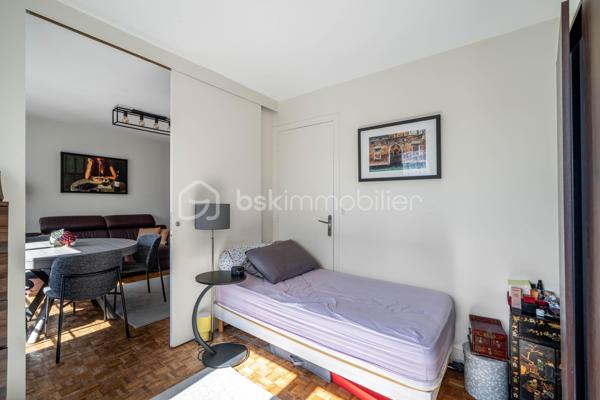 Vous êtes à la recherche d’un appartement à l’agencement optimisé, en parfait état, avec deux chambres, proche du Parc Pic ?

Venez découvrir cet appartement traversant, en bon état, à proximité immédiate du parc Frédéric Pic, des commerces et des transports (L13 Corentin Celton en 13 minutes à pied), avec une belle vue dégagée sur Paris.
L’entrée avec placards dessert un séjour très lumineux orienté Sud, avec des portes-fenêtres. La cuisine, entièrement aménagée et équipée, est indépendante.

La partie nuit se compose de deux chambres, d’une salle de bains, de WC séparés, avec plusieurs rangements répartis dans l’appartement.
Une cave complète ce bien. La résidence dispose également d’un gardien, parking collectif ainsi que d’un local à vélos.

Côté emplacement, vous profitez d’un environnement pratique au quotidien : face à l’entrée principale du parc Frédéric Pic.

L'appartement bénéficie également d’une sectorisation scolaire recherchée, avec les écoles du Parc ainsi que le collège et le lycée Michelet.

Ses atouts :
- Appartement traversant en étage élevé
- Vue dégagée sur Paris
- 2 chambres
- Optimisation des espaces
- Gardien