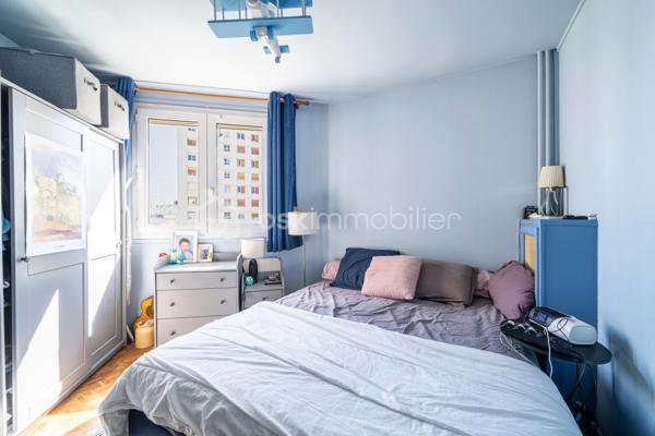 Vous êtes à la recherche d’un appartement à l’agencement optimisé, en parfait état, avec deux chambres, proche du Parc Pic ?

Venez découvrir cet appartement traversant, en bon état, à proximité immédiate du parc Frédéric Pic, des commerces et des transports (L13 Corentin Celton en 13 minutes à pied), avec une belle vue dégagée sur Paris.
L’entrée avec placards dessert un séjour très lumineux orienté Sud, avec des portes-fenêtres. La cuisine, entièrement aménagée et équipée, est indépendante.

La partie nuit se compose de deux chambres, d’une salle de bains, de WC séparés, avec plusieurs rangements répartis dans l’appartement.
Une cave complète ce bien. La résidence dispose également d’un gardien, parking collectif ainsi que d’un local à vélos.

Côté emplacement, vous profitez d’un environnement pratique au quotidien : face à l’entrée principale du parc Frédéric Pic.

L'appartement bénéficie également d’une sectorisation scolaire recherchée, avec les écoles du Parc ainsi que le collège et le lycée Michelet.

Ses atouts :
- Appartement traversant en étage élevé
- Vue dégagée sur Paris
- 2 chambres
- Optimisation des espaces
- Gardien