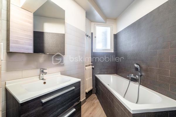 Vous êtes à la recherche d’un appartement à l’agencement optimisé, en parfait état, avec deux chambres, proche du Parc Pic ?

Venez découvrir cet appartement traversant, en bon état, à proximité immédiate du parc Frédéric Pic, des commerces et des transports (L13 Corentin Celton en 13 minutes à pied), avec une belle vue dégagée sur Paris.
L’entrée avec placards dessert un séjour très lumineux orienté Sud, avec des portes-fenêtres. La cuisine, entièrement aménagée et équipée, est indépendante.

La partie nuit se compose de deux chambres, d’une salle de bains, de WC séparés, avec plusieurs rangements répartis dans l’appartement.
Une cave complète ce bien. La résidence dispose également d’un gardien, parking collectif ainsi que d’un local à vélos.

Côté emplacement, vous profitez d’un environnement pratique au quotidien : face à l’entrée principale du parc Frédéric Pic.

L'appartement bénéficie également d’une sectorisation scolaire recherchée, avec les écoles du Parc ainsi que le collège et le lycée Michelet.

Ses atouts :
- Appartement traversant en étage élevé
- Vue dégagée sur Paris
- 2 chambres
- Optimisation des espaces
- Gardien