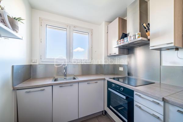 Vous êtes à la recherche d’un appartement à l’agencement optimisé, en parfait état, avec deux chambres, proche du Parc Pic ?

Venez découvrir cet appartement traversant, en bon état, à proximité immédiate du parc Frédéric Pic, des commerces et des transports (L13 Corentin Celton en 13 minutes à pied), avec une belle vue dégagée sur Paris.
L’entrée avec placards dessert un séjour très lumineux orienté Sud, avec des portes-fenêtres. La cuisine, entièrement aménagée et équipée, est indépendante.

La partie nuit se compose de deux chambres, d’une salle de bains, de WC séparés, avec plusieurs rangements répartis dans l’appartement.
Une cave complète ce bien. La résidence dispose également d’un gardien, parking collectif ainsi que d’un local à vélos.

Côté emplacement, vous profitez d’un environnement pratique au quotidien : face à l’entrée principale du parc Frédéric Pic.

L'appartement bénéficie également d’une sectorisation scolaire recherchée, avec les écoles du Parc ainsi que le collège et le lycée Michelet.

Ses atouts :
- Appartement traversant en étage élevé
- Vue dégagée sur Paris
- 2 chambres
- Optimisation des espaces
- Gardien