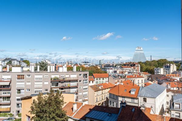 Vous êtes à la recherche d’un appartement à l’agencement optimisé, en parfait état, avec deux chambres, proche du Parc Pic ?

Venez découvrir cet appartement traversant, en bon état, à proximité immédiate du parc Frédéric Pic, des commerces et des transports (L13 Corentin Celton en 13 minutes à pied), avec une belle vue dégagée sur Paris.
L’entrée avec placards dessert un séjour très lumineux orienté Sud, avec des portes-fenêtres. La cuisine, entièrement aménagée et équipée, est indépendante.

La partie nuit se compose de deux chambres, d’une salle de bains, de WC séparés, avec plusieurs rangements répartis dans l’appartement.
Une cave complète ce bien. La résidence dispose également d’un gardien, parking collectif ainsi que d’un local à vélos.

Côté emplacement, vous profitez d’un environnement pratique au quotidien : face à l’entrée principale du parc Frédéric Pic.

L'appartement bénéficie également d’une sectorisation scolaire recherchée, avec les écoles du Parc ainsi que le collège et le lycée Michelet.

Ses atouts :
- Appartement traversant en étage élevé
- Vue dégagée sur Paris
- 2 chambres
- Optimisation des espaces
- Gardien