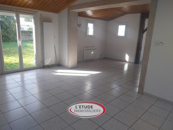 Ste Pazanne : Plain pied 135 m², 3 chs, 1 bureau, double garage, parcelle 660 m² proche bourg !
