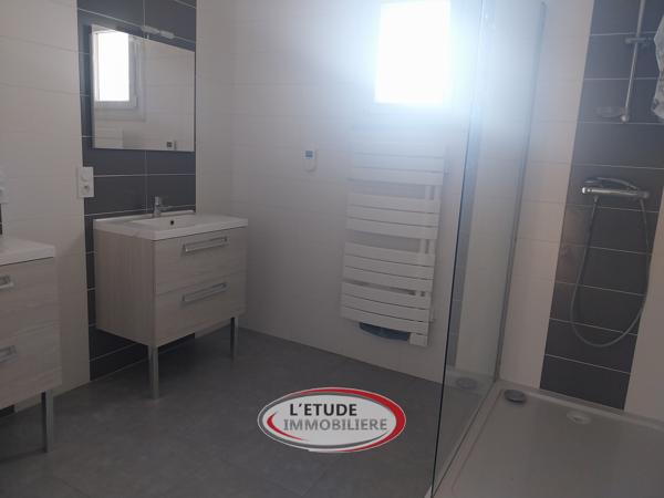 Ste Pazanne : Plain pied 135 m², 3 chs, 1 bureau, double garage, parcelle 660 m² proche bourg !