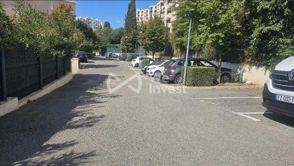 Place de parking dans une résidence privée