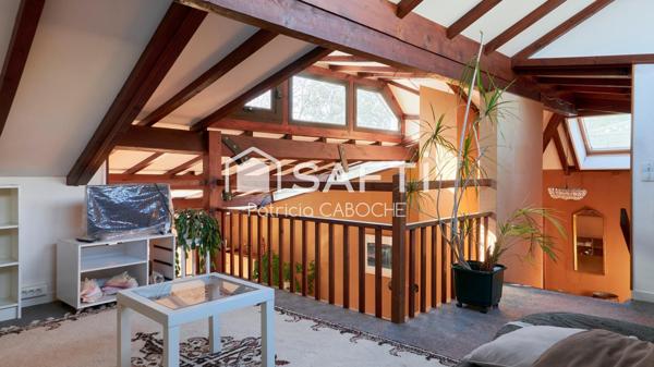 Maison  d'architecte de 180 m2 au calme sans vis-à-vis proche tram